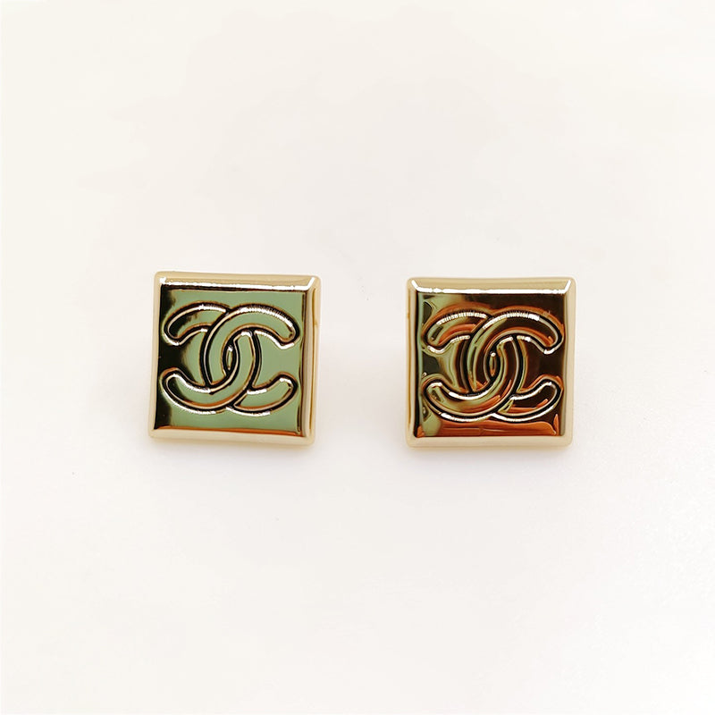 18K  Chanel Smooth Block Earrings